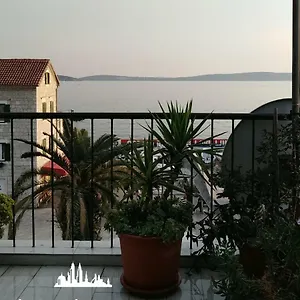 apartments-nina-riva.hotels-in-trogir.com/